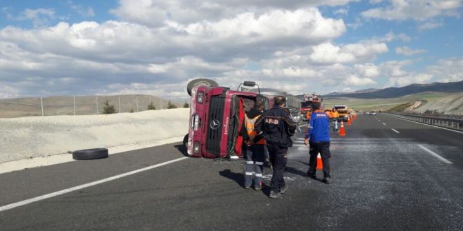 Niğde’de Süt Kamyonu Devrildi Sürücü Yaralandı