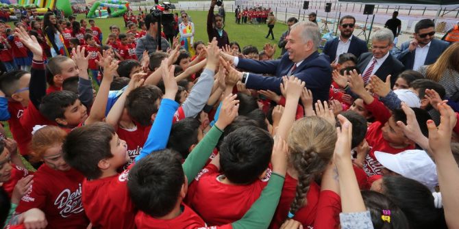 17 İlçe 30 Bin Çocuk Doyasıya Eğlendi