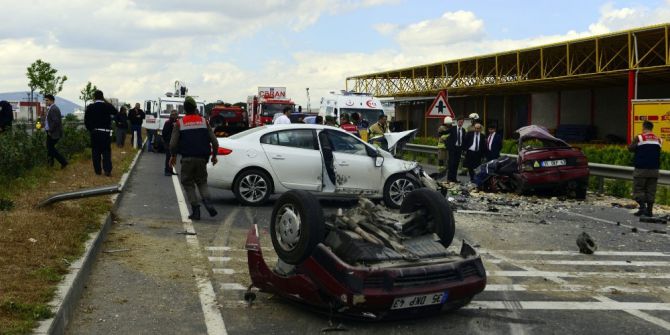 Otomobil İkiye Ayrıldı: 1 Ölü, 3 Yaralı