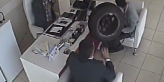 Eczanede Oturanlara Otomobil Tekerleği Çarptı