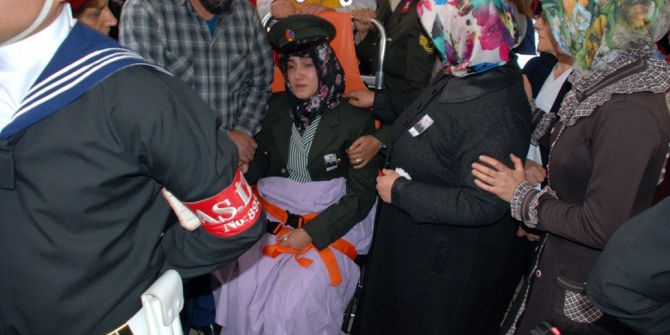 Şehit Eşini Üniformasıyla Uğurladı