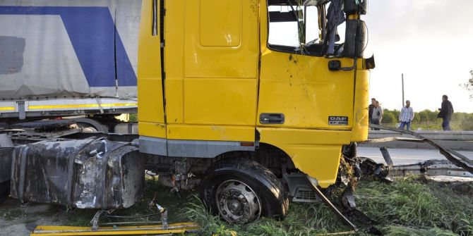 Hatay’da Tır Köprünün Üzerinden Dereye Uçtu