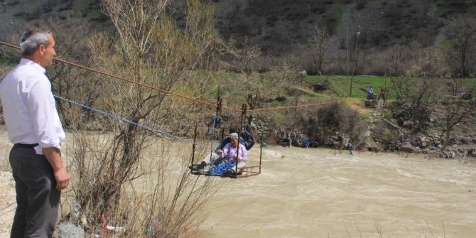 Zap Suyu Köprüleri Yutunca Devreye Teleferik Girdi