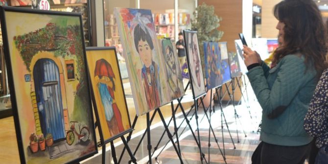 Liselilerin "Kırmızı Günlük" Sergisine Piazza Ziyaretçilerinden Yoğun İlgi