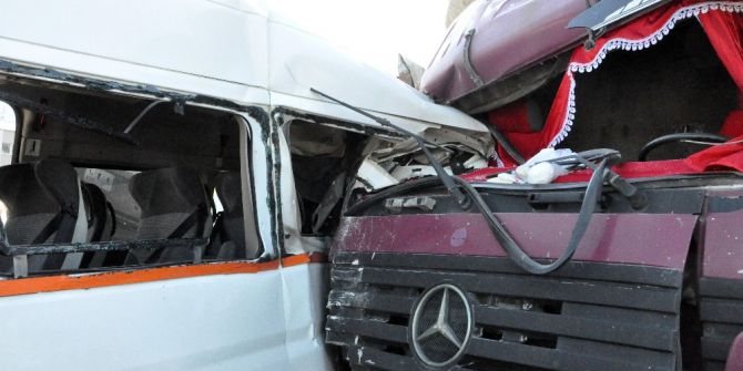 Kamyon, Yolcu Alan İşçi Servisine Çarptı: 5 Yaralı