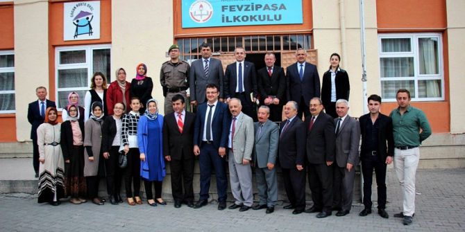 Kaymakam Her Sabah Bir Okulda Öğrenciler İle Kitap Okuyor