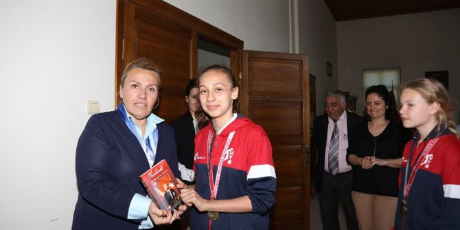 Şampiyon Kızlar Sevincini Başkan Uyar İle Paylaştı