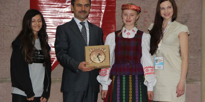 Vali Aktaş Dünya Çocuklarını Kabul Etti