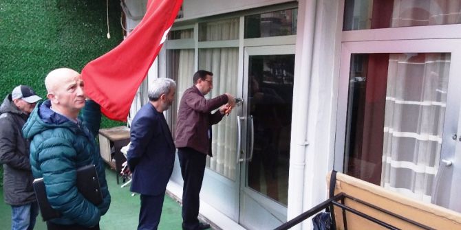 İzmit’te Kumar Oynatılan Kahvehane Kapatıldı