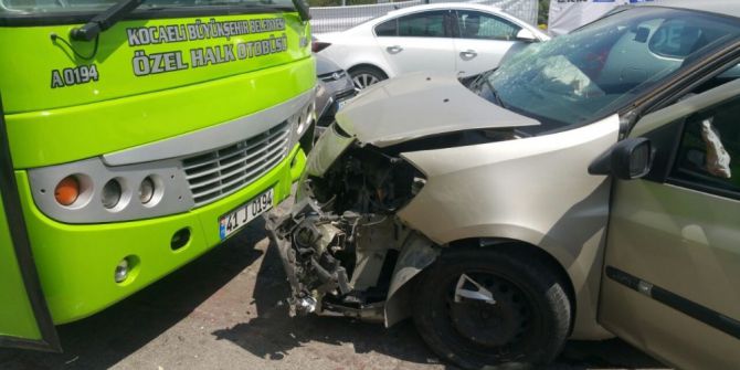 Ambulansa Yol Vermek İsteyen Araçlar Birbirine Girdi: 1 Yaralı