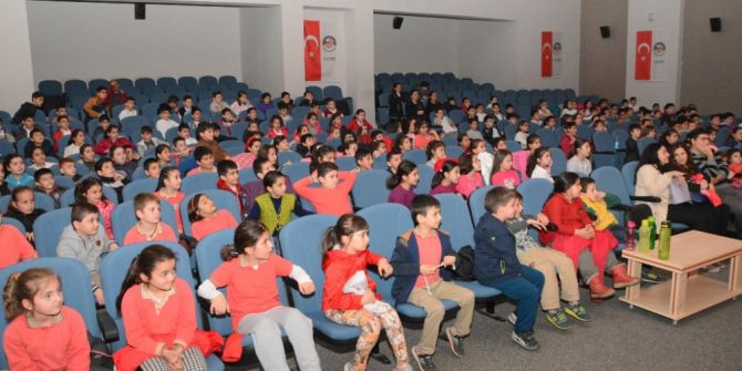 Körfez’de 2 Bin Öğrenci Tiyatroyla Buluştu