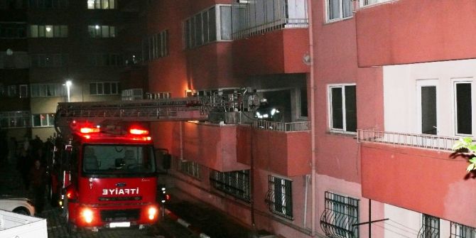 Mutfakta Çıkan Yangın Paniğe Neden Oldu