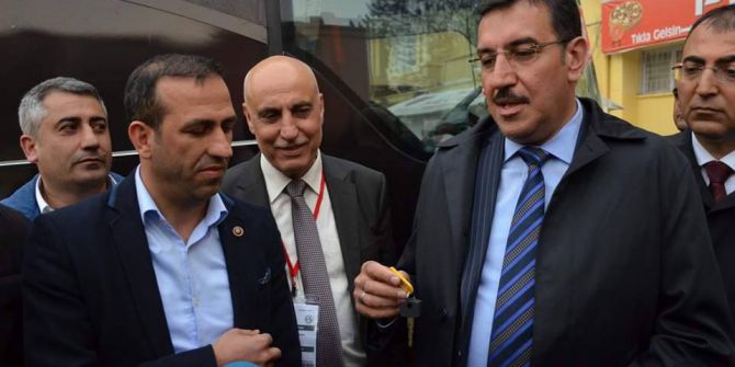 Bakan Tüfenkci Yeni Takım Otobüsünün Anahtarını Teslim Etti