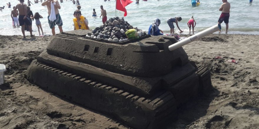 Kumdan Tank Yapıp Darbeye Tepki Gösterdiler