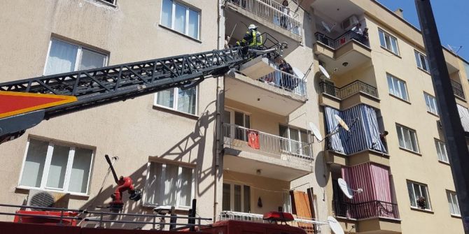 Manisa’da Bir Apartmanda Çıkan Yangında Korku Dolu Anlar Yaşandı