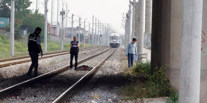Trenin Önüne Atlayarak İntihar Etti