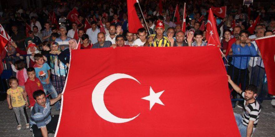 Çocuklar Demokrasi Nöbetine Devam Ediyor