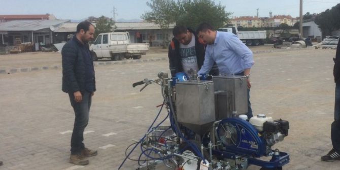Burhaniye’de Yollar Ve Bordürler Pırıl Pırıl Boyanıyor
