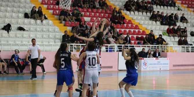 Çözüm Koleji’nin Perileri Son 16’ya Yükseldi