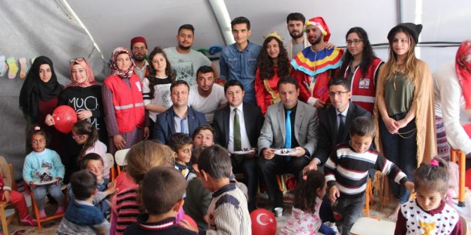 Üniversite Öğrencileri Depremzede Miniklere Moral Verdi