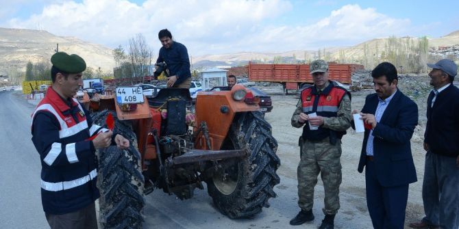 Darende’de Sürücülere Reflektör Dağıtıldı