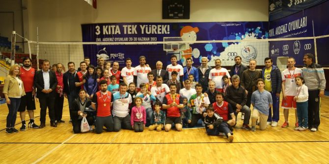 Erdemli Belediyesi Şehitler Anısına Voleybol Turnuvası Düzenledi