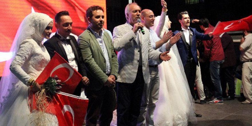 Gelinler Ve Damatlar Demokrasi Nöbetine Katıldı