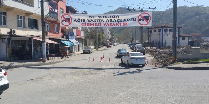 Ölümlü Kazanın Yaşandığı Yol Dubalarla Büyük Araçlara Kapatıldı