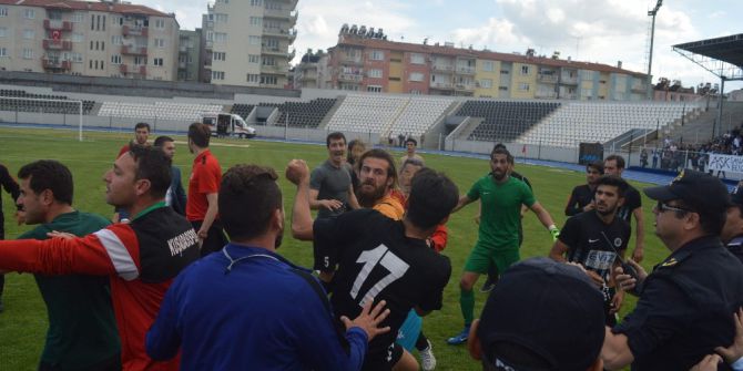 Bal’a Yükselme Maçında Bayrak Krizi Sahayı Karıştırdı