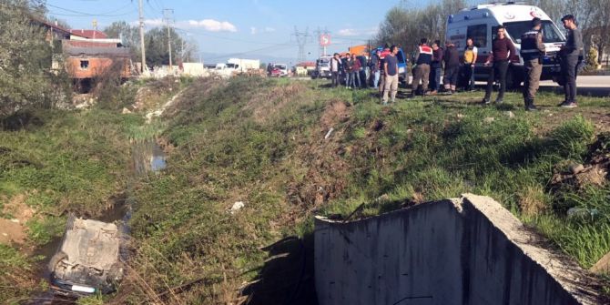 Otomobil Dereye Uçtu: 4 Yaralı