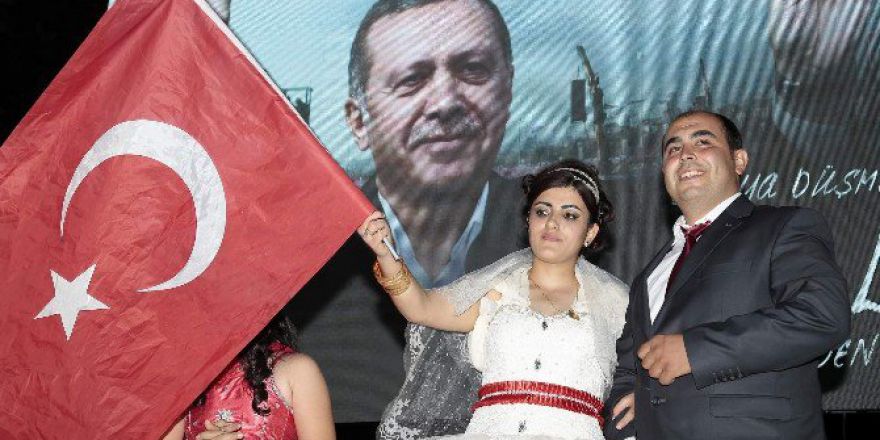 Önce Düğün Yaptılar Ardından Demokrasi Nöbetine Katıldılar