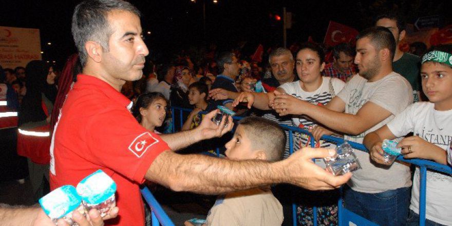 Türk Kızılayı Demokrasi Nöbetçilerine Destek Vermeye Devam Ediyor