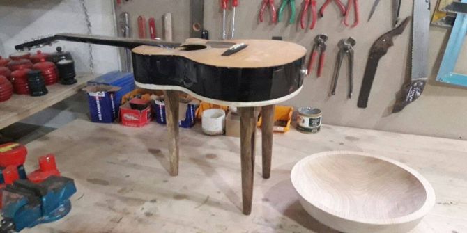 Gitardan Sehpa Yaptı