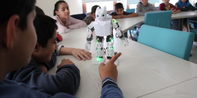 Mekik Çekip, Zeybek Oynayan Robotlar