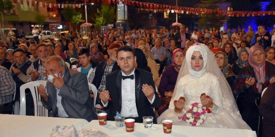 Gelin Ve Damattan Demokrasi Nöbetine Destek