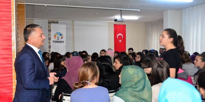 Vali Yazıcı, Tecrübelerini Öğrencilerle Paylaştı