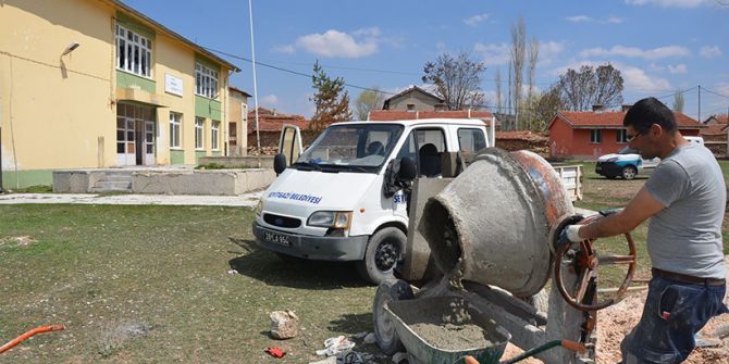 Çürümeye Yüz Tutmuş Eski Köy Okulunu Kullanışlı Bir Hale Getirmek İçin Çalışıyorlar