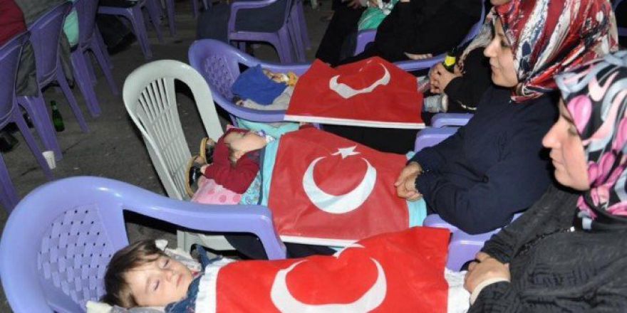 Miniklerin Demokrasi Nöbeti