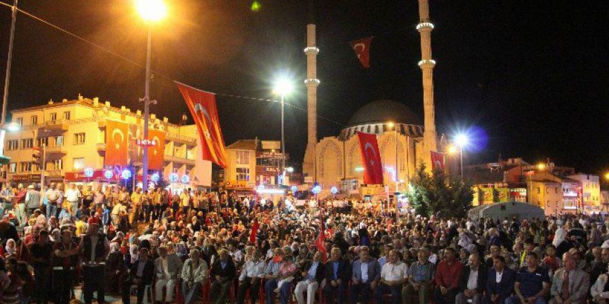 Develi Halkı Gündüz İşinde Gece Demokrasi Nöbetinde