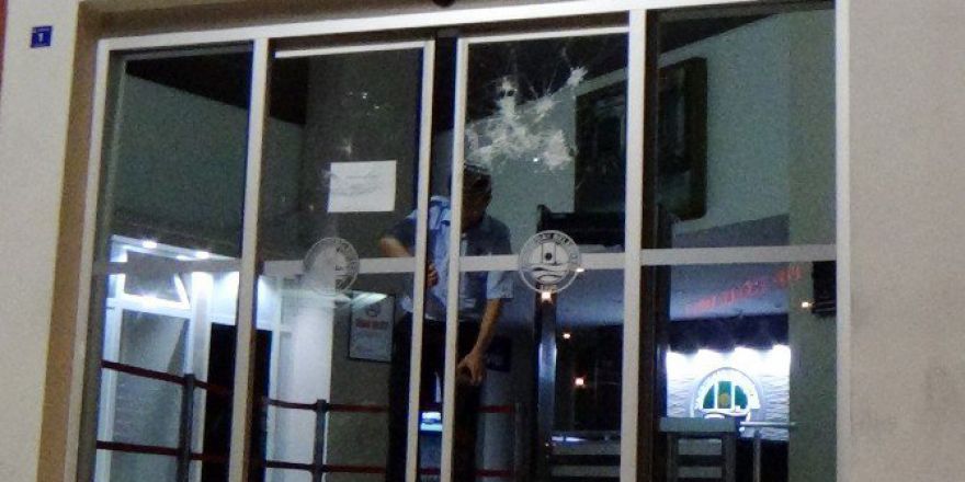 İşten Çıkartılan Temizlik İşçisi Belediyenin Camlarını Taşladı