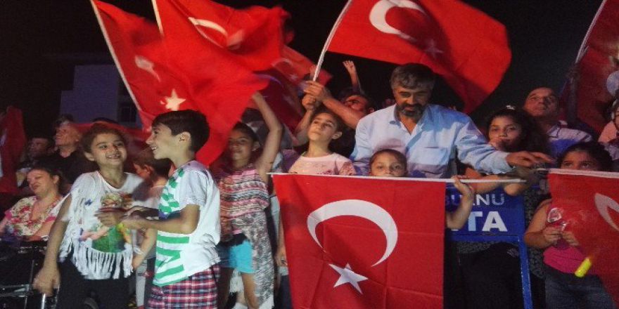 Demokrasi Nöbeti Zeytinburnu’nda Tüm Hızıyla Devam Ediyor