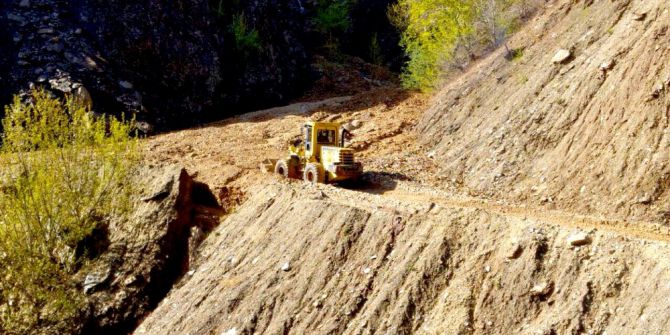 Büyükşehir Yollarda Heyelan Temizliği Yapıyor