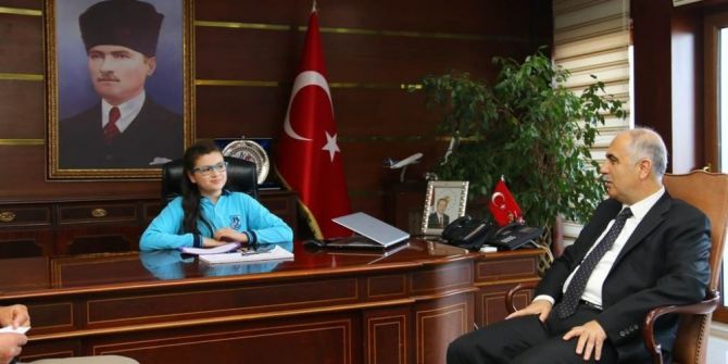 Vali Karahan Koltuğunu Öğrenciye Devretti