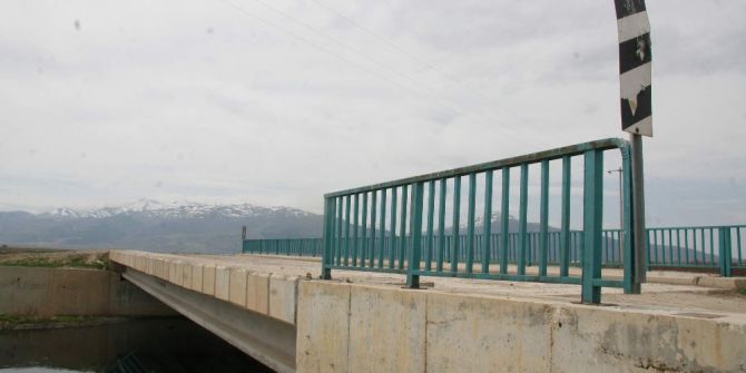 Köprünün Tonlarca Ağırlıktaki Korkuluk Demirlerini Keserek Çaldılar