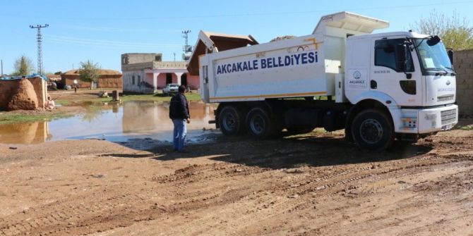 Akçakale’de Yağmur Suyu Biriken Alanlar Toprakla Kapatıldı