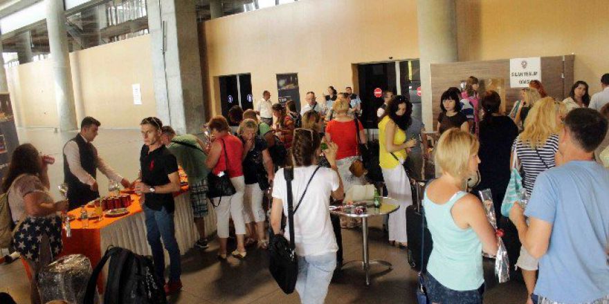 Ukrayna’dan Dolu Gelen Uçak Turizmcilerin Yüzünü Güldürdü