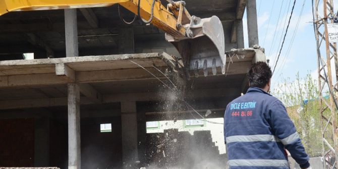 Kayapınar’da Kaçak Yapılar Yıkılıyor