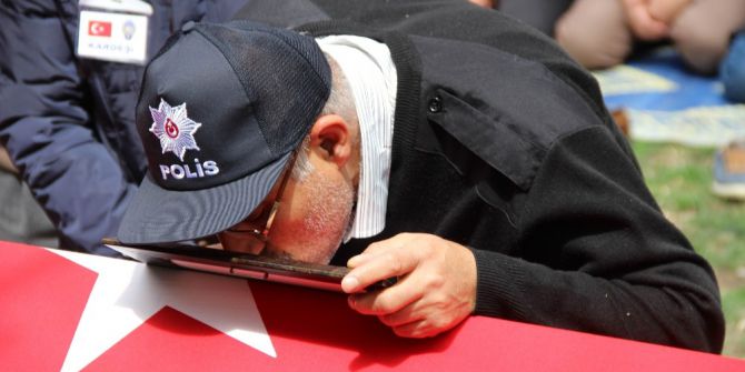 Şehidin Babası Oğlunu Tabutunu Öperek Son Yolculuğuna Uğurladı