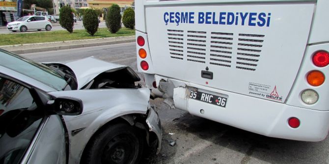 Öğrencileri Bekleyen Otobüse Otomobil Arkadan Çarptı: 3 Yaralı