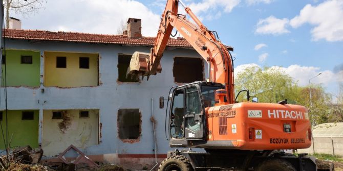 Atıl Durumdaki Belediye Lojmanlarının Yıkım Çalışmaları Başladı